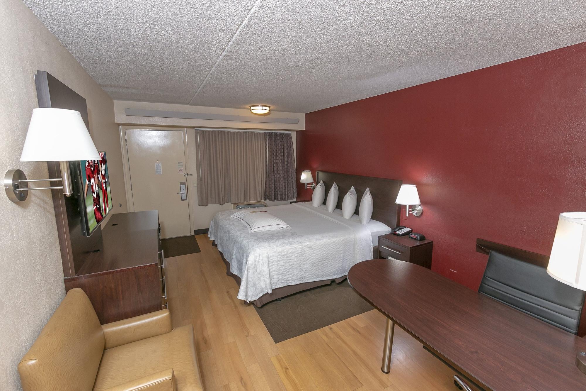 Hotel Red Roof Plus+ Pittsburgh South - Airport 3*